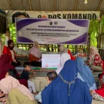 Suasana sesi penyuluhan pola asuh responsif yang digelar Departemen Biostatistik/Kependudukan dan Keluarga Berencana (KKB) FKM Universitas Hasanuddin dalam rangka Dies Natalis ke-43 FKM Unhas, di Desa Laikang, Kecamatan Laikang, Kabupaten Takalar, Sabtu (1/11/2025). Para ibu hamil dan menyusui tampak mengikuti materi yang dipandu oleh tim pengabdian masyarakat FKM Unhas.